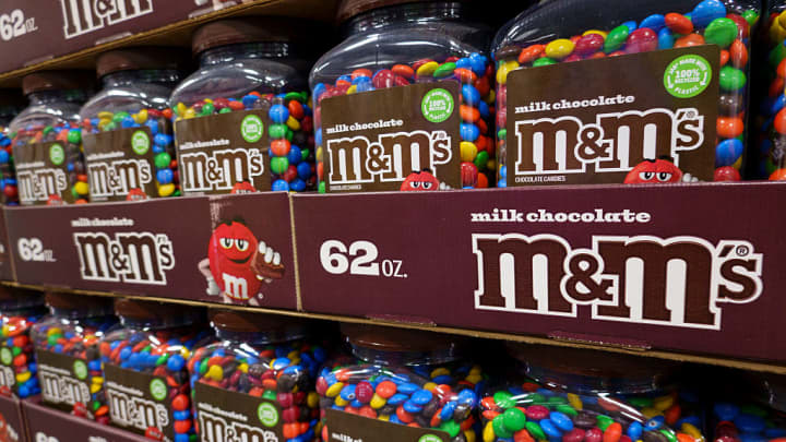 Pacotes de M&M's de chocolate ao leite estão empilhados em uma loja Costco Wholesale em 12 de julho de 2025, em San Diego, Califórnia. (Foto: Kevin Carter | Getty Images News | Getty Images)
