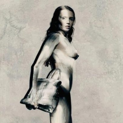 Miley Cyrus exibe corpo pintado em campanha ousada da Maison Margiela