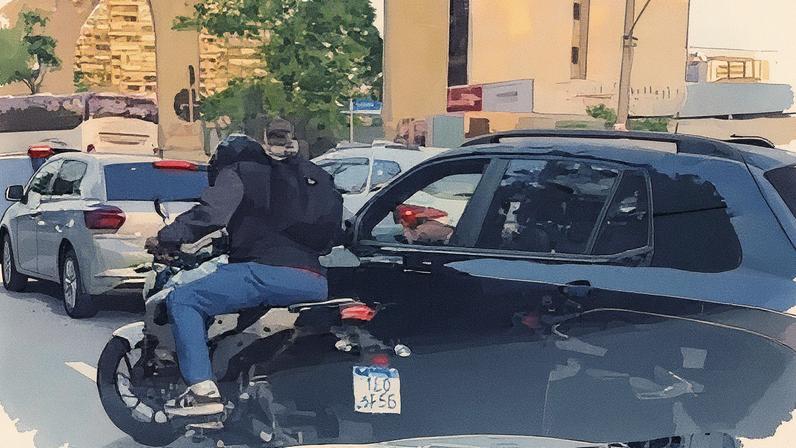 Momento em que vítima atira contra bandido em avenida de São Paulo (Foto: Reprodução)