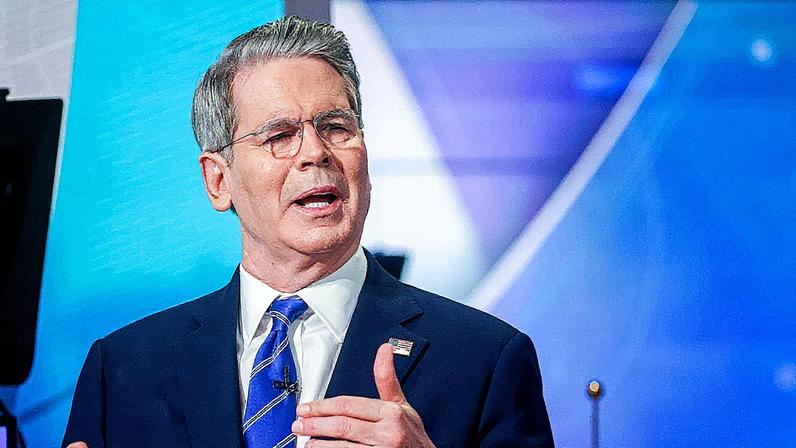 Scott Bessent em entrevista para a Bloomberg TV nesta quarta-feira (13 de agosto): 'juros poderiam estar pelo menos 150 pontos base mais baixos' (Foto: Michael Nagle/Bloomberg)