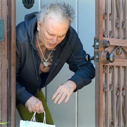 Mickey Rourke surpreende fãs com nova aparência após polêmica no reality show