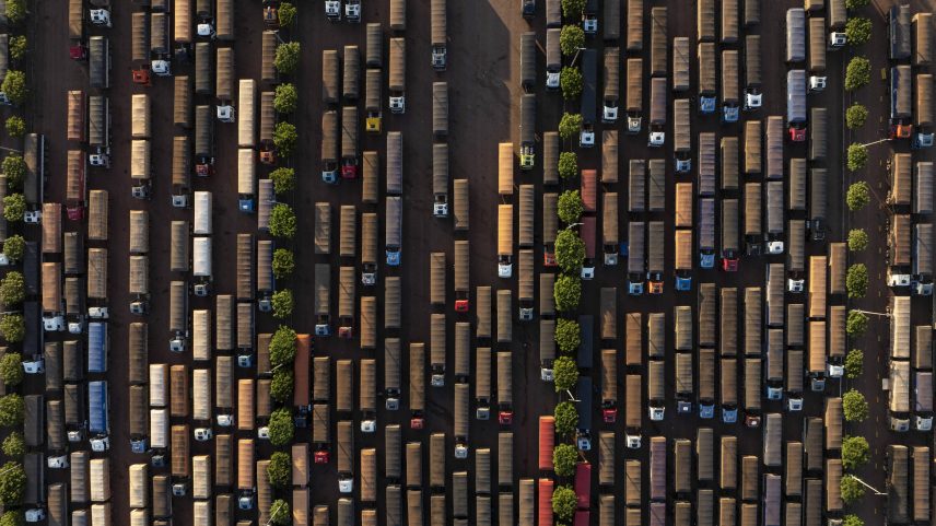 Caminhões carregados de soja estacionam em posto de gasolina no entroncamento da BR-163 com a rodovia Transamazônica, próximo a Miritituba, ponto final da futura Ferrogrão (Foto: Lalo de Almeida 03.jul.2025/Folhapress)