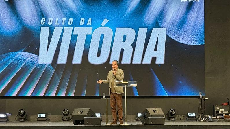 Durante o Culto da Vitória, na Advec, Malafaia negou envolvimento com os atos em investigação que envolvem o ex-presidente Jair Bolsonaro (PL) e o seu filho, Eduardo Bolsonaro (PL-RJ) (Foto: Reprodução/Instagram)