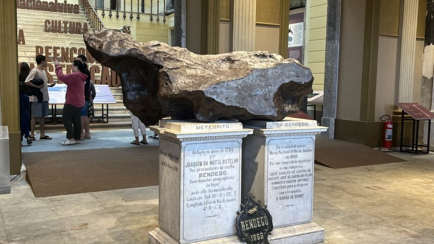 Meteorito Bendegó abre a exposição 'Entre gigantes' do Museu Nacional (Foto: Natalia Castro)
