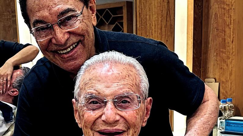 Paulo Maluf faz corte de cabelo com Jassa, que foi cabeleileiro de Silvio Santos (Foto: Reprodução/Instagram)