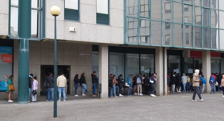 Fila à espera de atendimento no centro de imigrantes no Porto (Foto: Gian Amato/Portugal Giro/O Globo)
