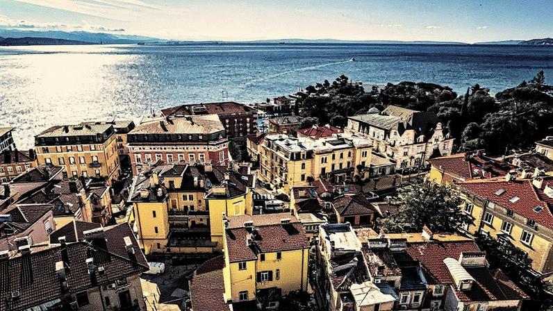 Vista aérea da cidade de Opatija, na Croácia. (Foto: xbrchx / GETTY IMAGES)