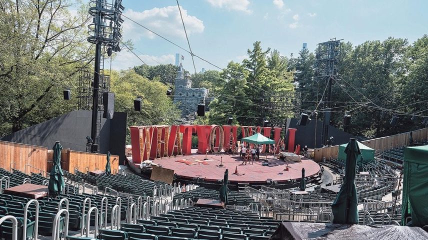 Ajustes finais no novo palco do Teatro Delacorte, no Central Park (Foto: Sara Krulwich/The New York Times)