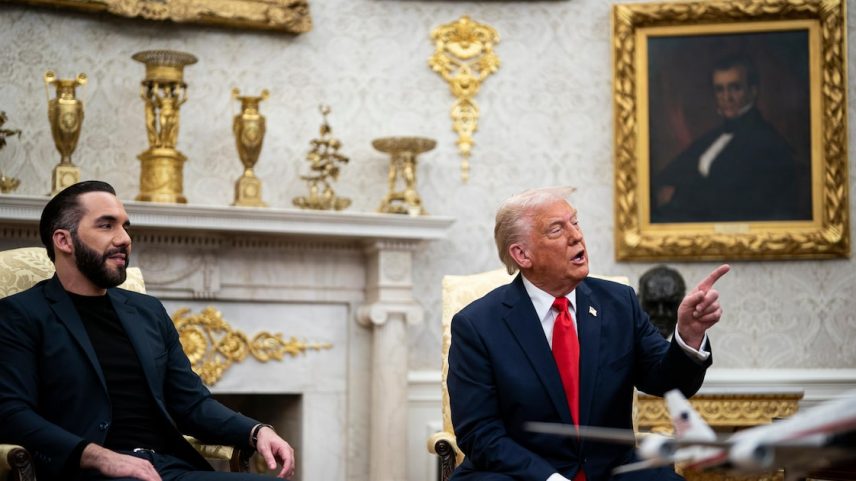 O presidente Donald Trump e Nayib Bukele, o presidente de El Salvador, se encontram na Casa Branca em abril: proximidade ideológica cada vez maior (Foto: Al Drago/The Washington Post)