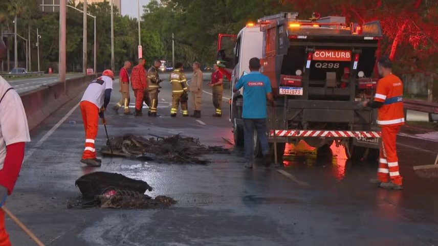 Agentes da Comlurb limpam o local do acidente na Autoestrada Lagoa-Barra nesta madrugada (Foto: Reprodução TV Globo)