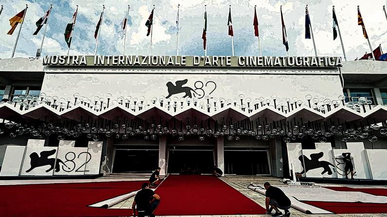 Festival de Veneza. Tapete vermelho é instalado no Palazzo del Cinema para a cerimônia de abertura: produções sobre Putin, Mussolini, Kadafi e Hitler estão no evento, que começa hoje e vai até o dia 6 (Foto: Stefano RELLANDINI/AFP)