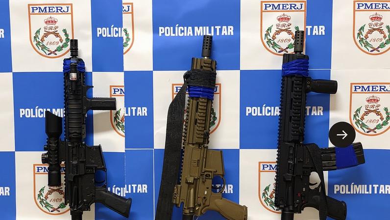 Três fuzis foram apreendidos pela Polícia Militar em Jacarepaguá após confronto com criminosos na comunidade Dois Irmãos. O material foi levado para a 32ª DP (Taquara) (Foto: Divulgação)