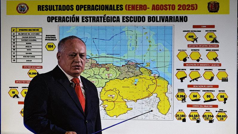 Ministro das Relações Interiores, Justiça e Paz da Venezuela, Diosdado Cabello, discursa durante entrevista coletiva em Caracas (Foto: Juan Barreto/AFP)