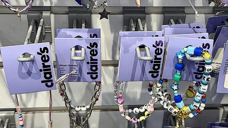 Joias são exibidas em uma loja Claire's em 23 de junho de 2025 em Novato, Califórnia. (Foto: Justin Sullivan | Getty Images)