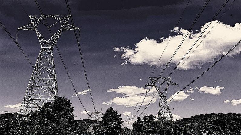 Linhas de transmissão de energia elétrica em uma paisagem urbana (Foto: Reprodução)