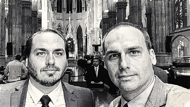 Os irmãos Carlos Bolsonaro (esq.) e Eduardo Bolsonaro (dir.), em publicação para comemorar aniversário do vereador pelo Rio (Foto: Reprodução/Instagram)