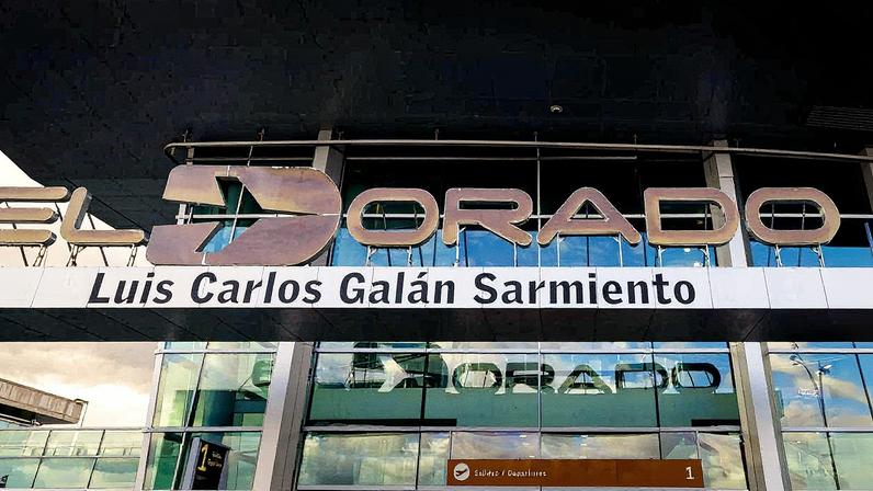 Aeroporto El Dorado em Bogotá, Colômbia, com o nome do candidato presidencial assassinado Luis Carlos Galán Sarmiento (1943-1989) em destaque (Foto: Reprodução)