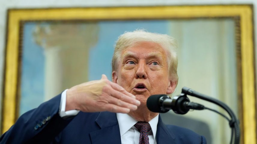 O presidente Donald Trump fala no Despacho Oval, em 6 de agosto de 2025, em Washington. (Foto: Alex Brandon/AP)