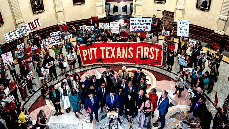 O deputado democrata Gene Wu fala com a imprensa após a aprovação da medida que muda o mapa eleitoral no Texas (Foto: Sergio Flores - 20.ago.2025/Reuters)