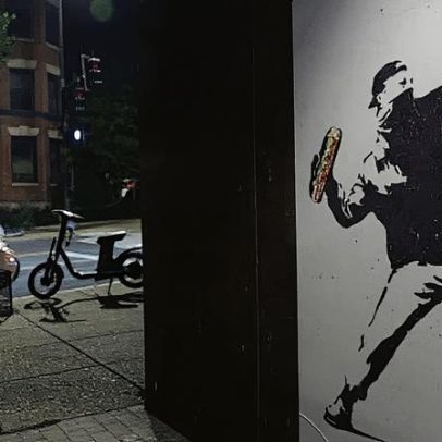 Funcionário demitido do DOJ é acusado de crime por jogar sanduíche em D.C.