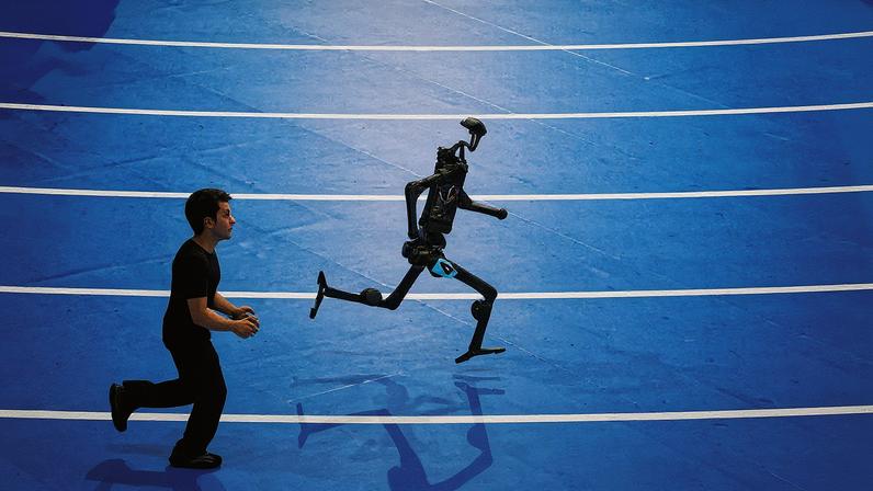 Um robô da Unitree participa de uma corrida de 400m na China (Foto: Tingshu Wang/15.ago.25/Reuters)