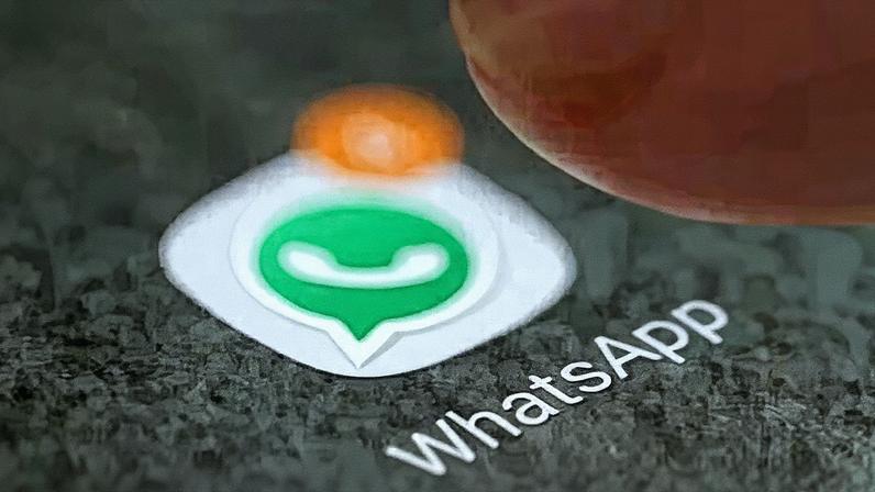 Muitas mensagens não lidas no WhatsApp com um resumo gerado pelo Meta AI (Foto: Reprodução)