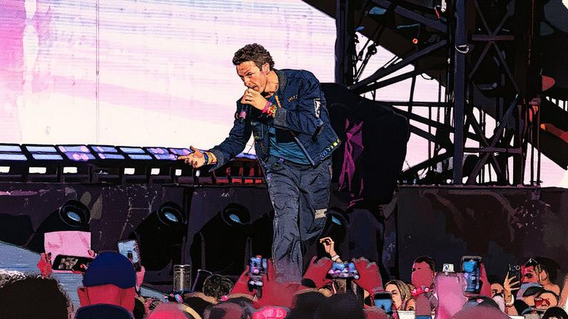 Chris Martin atuou como casamenteiro e segurança de brincadeira no show do Coldplay em Londres no dia 22 de agosto, ajudando um fã a fazer uma proposta com um toque de humor. (Foto: Reprodução)