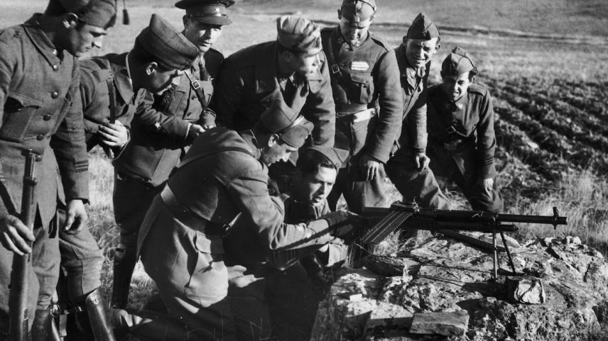 Novos recrutas do exército rebelde de Franco recebem treinamento no manuseio de metralhadoras durante a Guerra Civil Espanhola, em 16 de dezembro de 1936. (Foto: FPG (Hulton Archive/GETTY IMAGES))