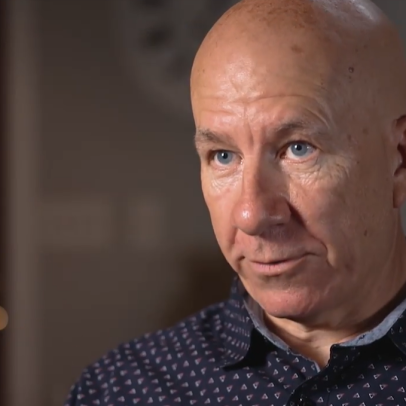 Homem testemunha cura de lesão no ombro após oração em programa de TV cristão