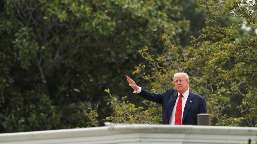 Donald Trump gesticula com seu braço direito no terraço da Casa Branca, numa aparente tentativa de imitar os disparos de mísseis (Foto: Jonathan Ernst/Reuters)