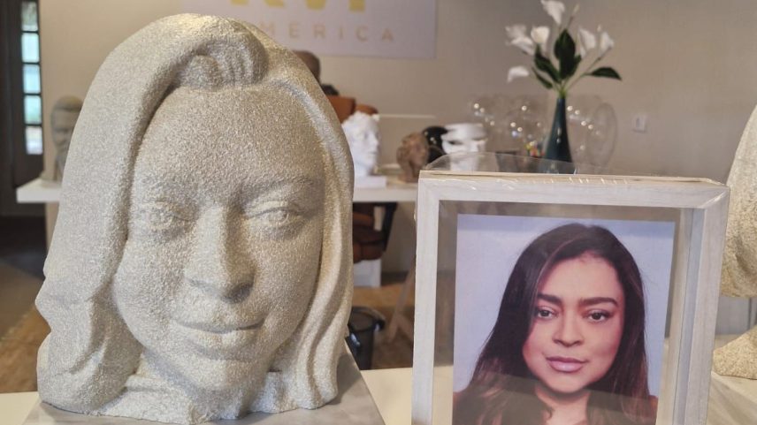 Busto de Preta Gil, criado por Walter Dalla Chiara, no Cemitério da Penitência, no Rio (Foto: Divulgação)