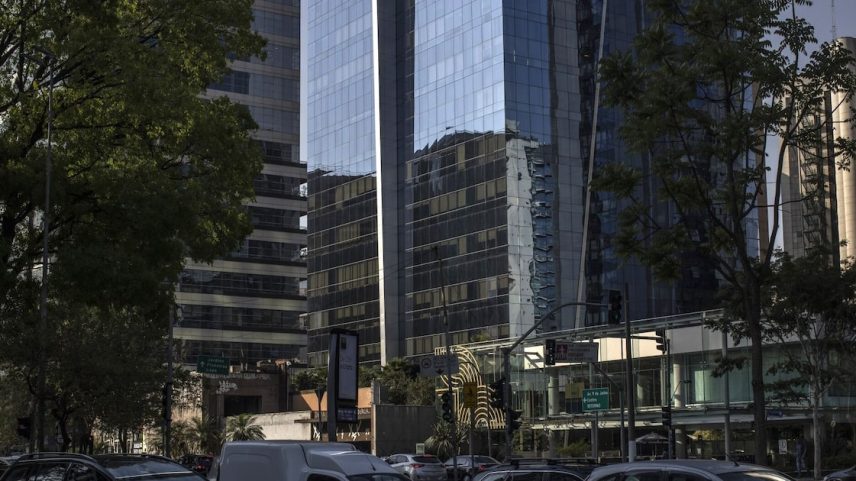Av. Faria Lima, em São Paulo: depois que a inflação de julho ficou abaixo de todas as estimativas, os operadores do mercado passaram a atribuir chances maiores de corte da Selic já em dezembro. (Foto: Victor Moriyama/Bloomberg)