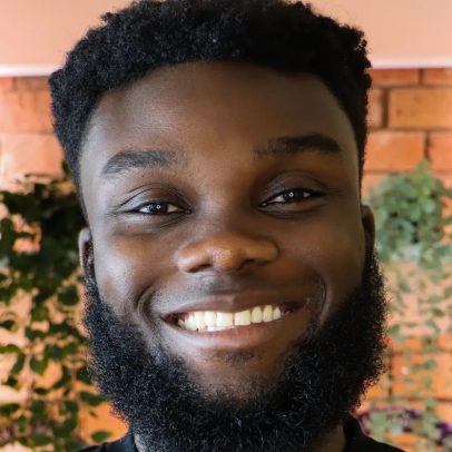 Jovem de Londres se torna milionário após vender empresa de marketing