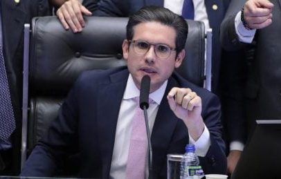 Hugo Motta pode visitar Bolsonaro durante prisão domiciliar em breve