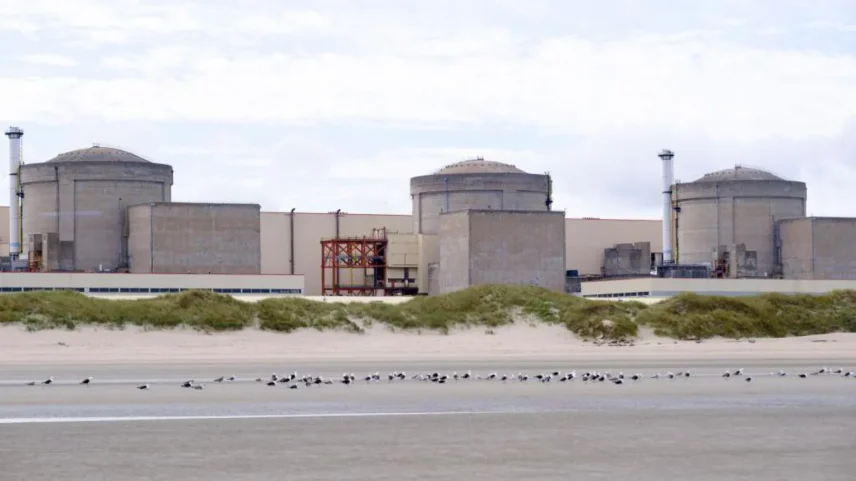 A usina nuclear de Gravelines é resfriada por um canal conectado ao Mar do Norte - Foto: Getty Images