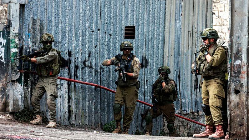 Soldados israelenses se posicionam durante uma operação em Nablus, na Cisjordânia ocupada, em 27 de agosto de 2025 (Foto: Jaafar Ashtiyeh / AFP)