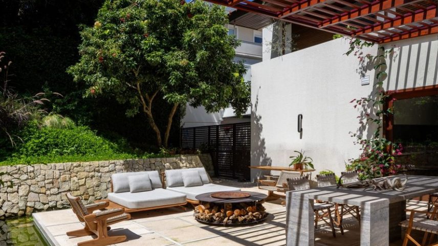 O fire pit pode utilizar materiais naturais para trazer uma estética mais rústica ao jardim. Projeto do Estúdio Elmor