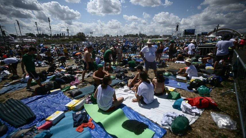 Jovens se reúnem em Roma à espera do Papa (Foto: Divulgação/AFP)