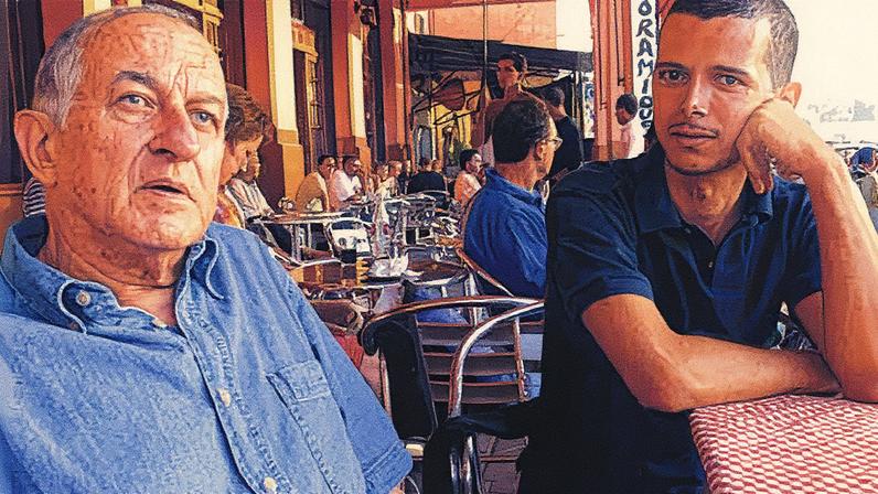 Escritores Juan Goytisolo e Abdelá Taia na cidade marroquina de Marraquech em 2006. (Foto: ALAIN BOUZY)