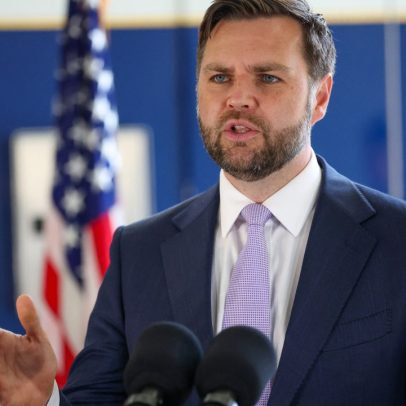 J.D. Vance solicita aumento de nível de rio para passeio de caiaque em família