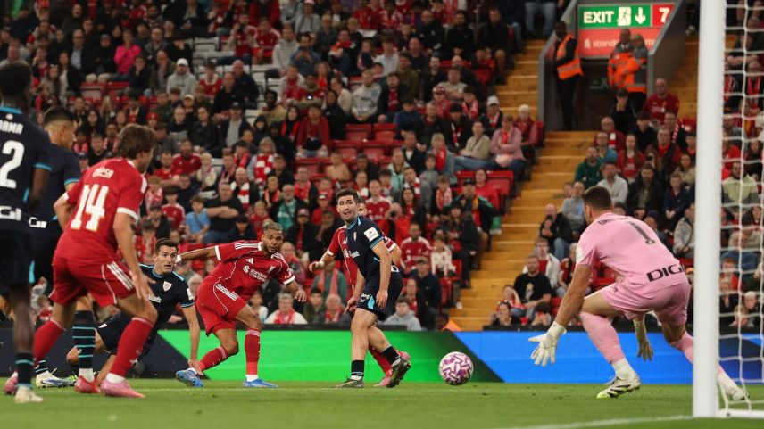 Cody Gakpo marca o terceiro gol do Liverpool contra o Athletic nesta segunda-feira. (Foto: Lee Smith/Action Images via Reuters)