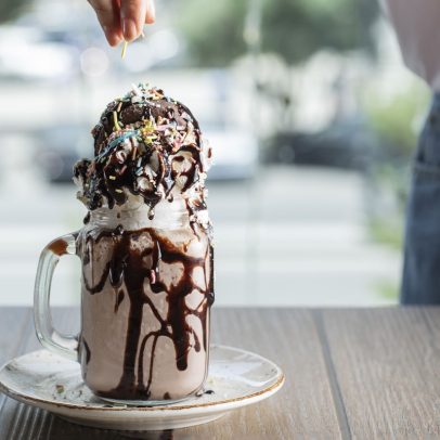Cientistas revelam efeitos de milkshake com 130g de gordura no cérebro humano