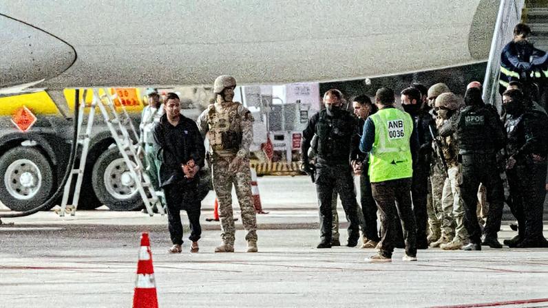 Influenciador Hytalo Santos e seu marido, Israel Natã Vicente, desembarcam algemados e escoltados por policiais no Aeroporto Castro Pinto, na Grande João Pessoa (Foto: Reprodução)