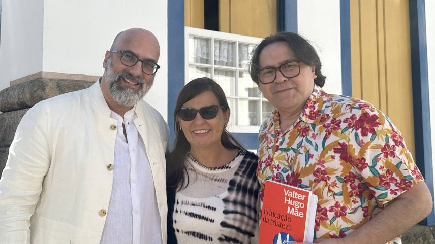 O escritor Valter Hugo Mãe, a diretora da Mostra Internacional de Cinema de São Paulo, Renata de Almeida, e o escritor Marcelino Freire na Flip (Foto: Cris Guzzi/Divulgação)
