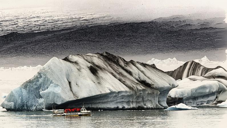 Barco visita geleiras no Parque Nacional Vatnajokull, na Islândia (Foto: Marcel Mochet/AFP)
