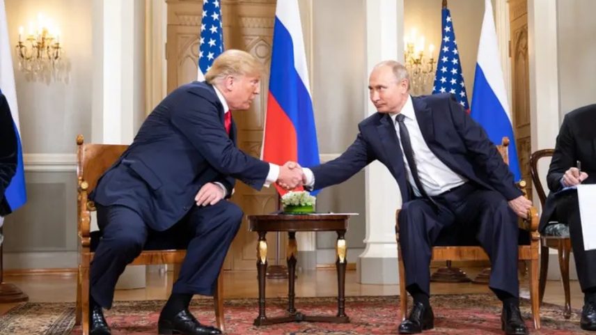 Trump espera acabar com a guerra na Ucrânia, e o presidente da Rússia, Vladimir Putin, já declarou estar 'pronto' para conversar com o americano. A foto mostra os dois em 2018. (Foto: Shealah Craighead/Casa Branca)