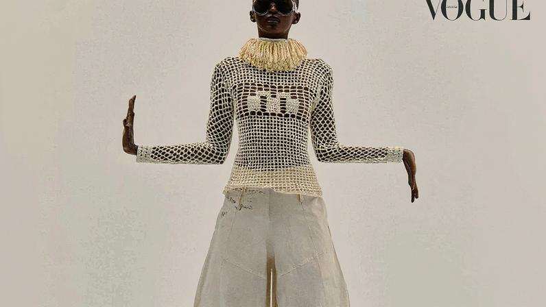 Blusa MISCI (R$ 2.700), calça WTNB (R$ 1.200), óculos BOTTEGA VENETA por PROTUS GROUP (R$ 4.200), gola COVEN (R$ 480) e sapatos AREZZO (R$ 400) — Foto: Vogue Brasil/ Wallace Domingues