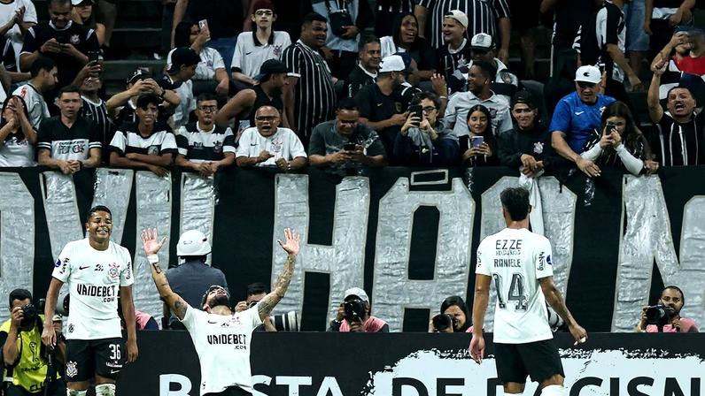 De goleada: Yuri Alberto celebra gol na partida contra o Nacional, que terminou 4 a 0 para o Timão e inaugurou a parceria com a Gerando Falcões (Foto: Alexandre Schneider /Getty Images)
