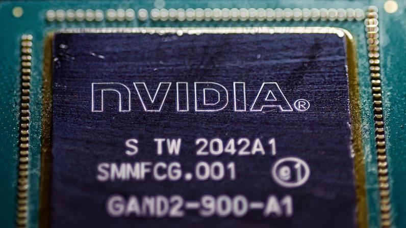 Um chip da Nvidia em Berlim, no dia 23 de julho de 2025. (Foto: HANNIBAL HANSCHKE/EFE)