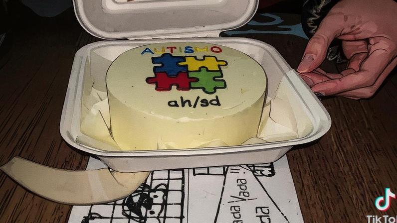 Bolo usado em um dos vídeos de "chá revelação de autismo" nas redes sociais (Foto: Reprodução/Redes sociais)